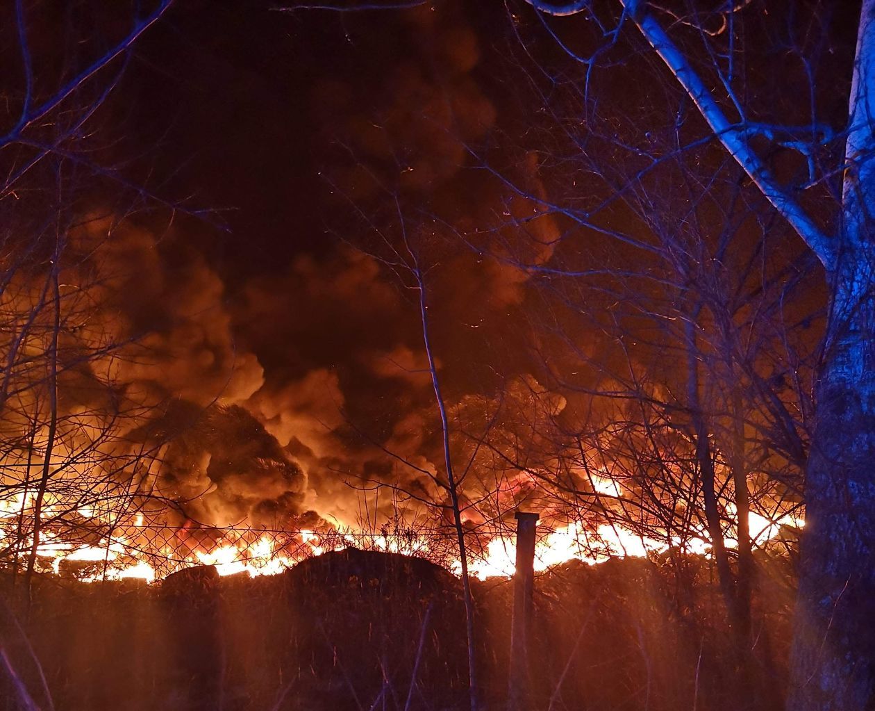  Serniki: Pożar składowiska opon (zdjęcie 2) - Autor: Krzysztof