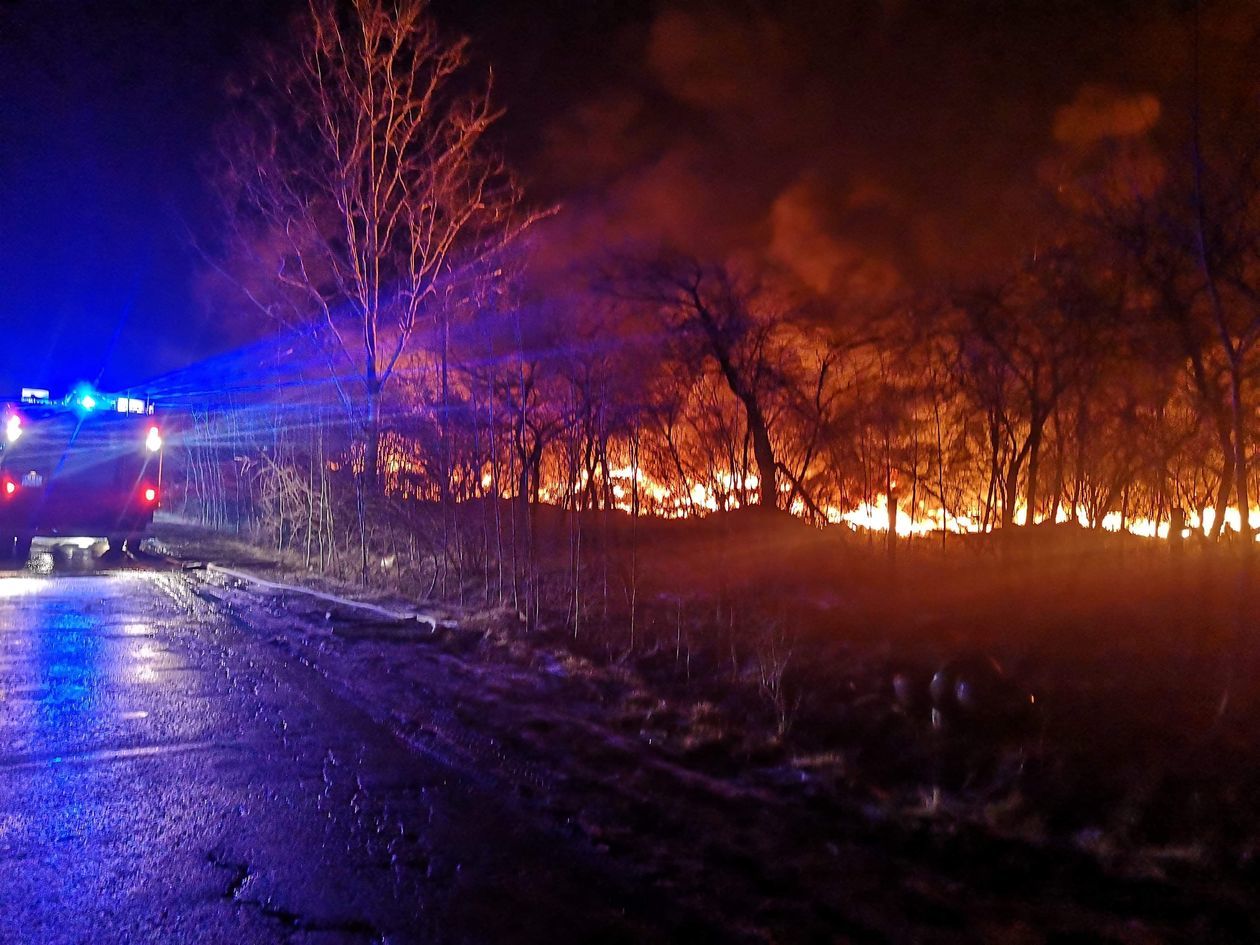  Serniki: Pożar składowiska opon (zdjęcie 1) - Autor: Krzysztof