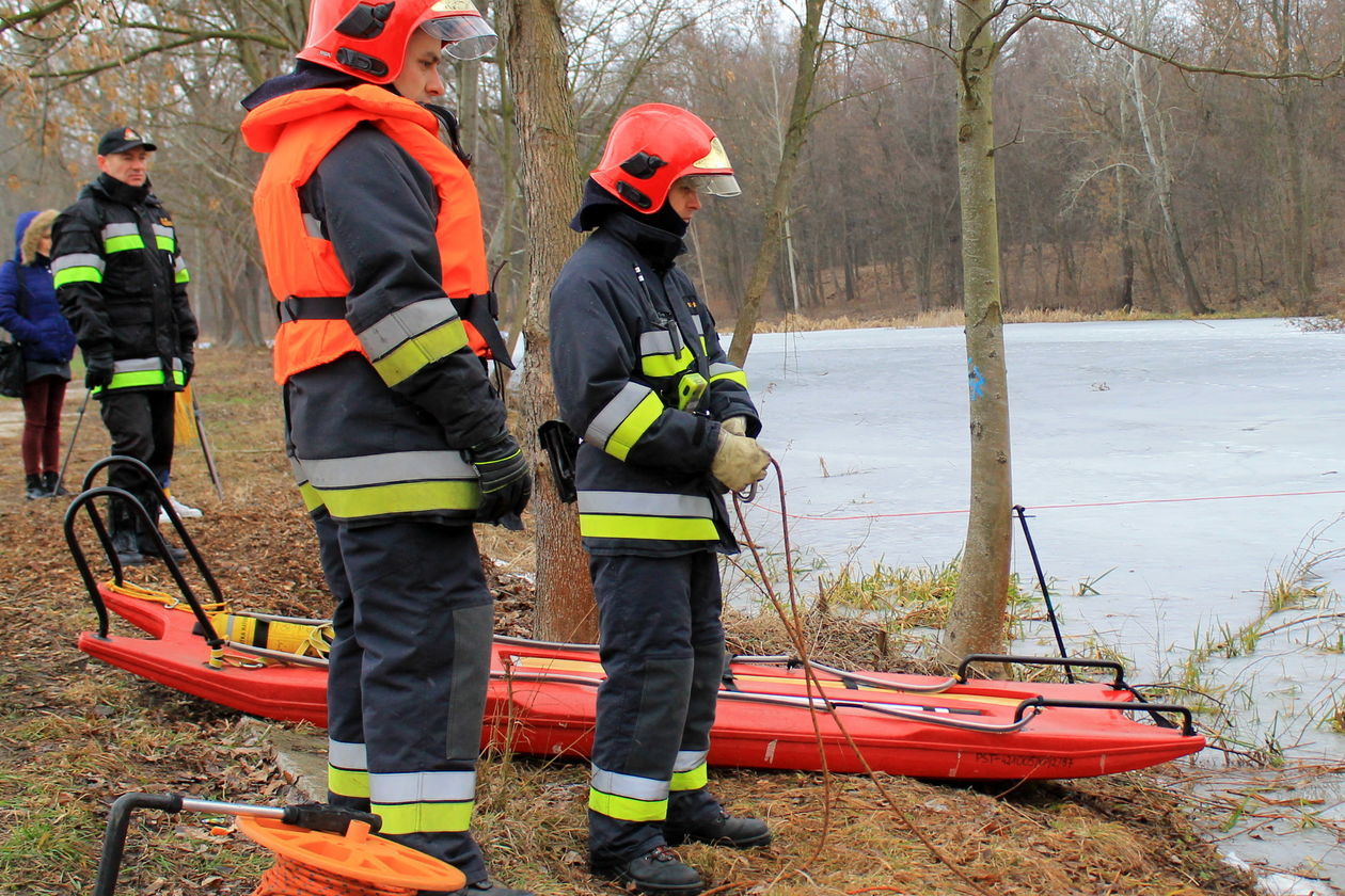  Lodowe ćwiczenia strażaków w Puławach (zdjęcie 4) - Autor: Radosław Szczęch