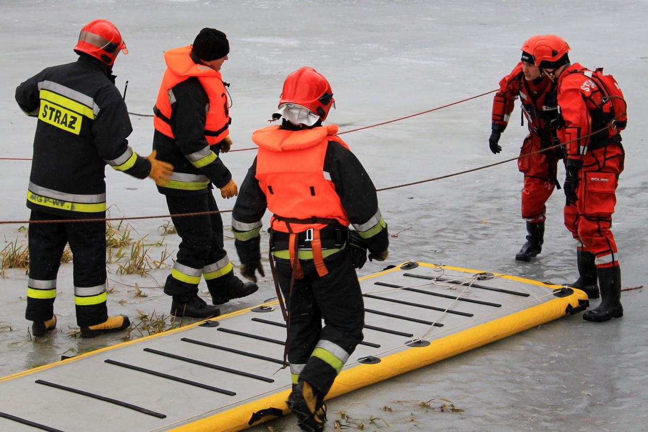  Lodowe ćwiczenia strażaków w Puławach (zdjęcie 2) - Autor: Radosław Szczęch