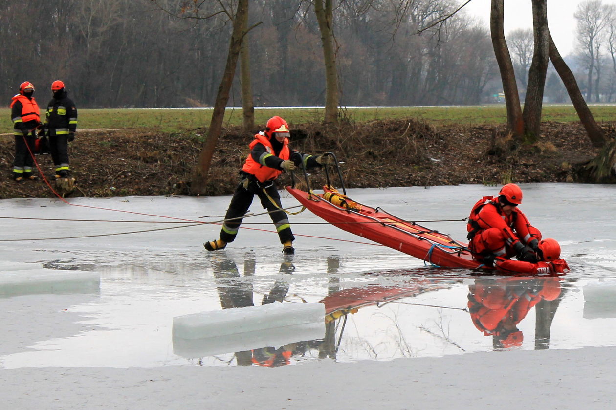  Lodowe ćwiczenia strażaków w Puławach (zdjęcie 7) - Autor: Radosław Szczęch