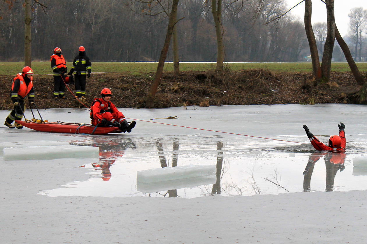 Lodowe ćwiczenia strażaków w Puławach (zdjęcie 1) - Autor: Radosław Szczęch