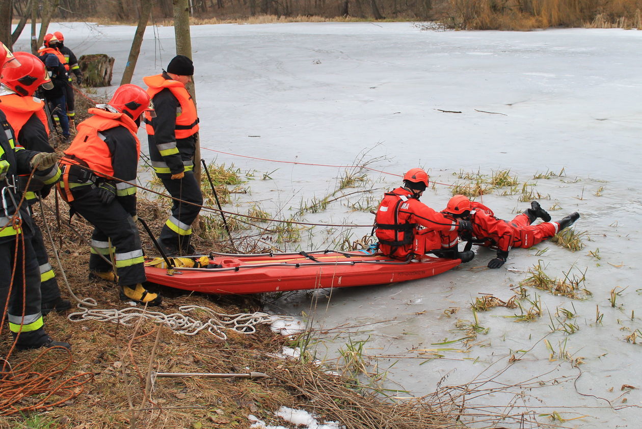  Lodowe ćwiczenia strażaków w Puławach (zdjęcie 9) - Autor: Radosław Szczęch
