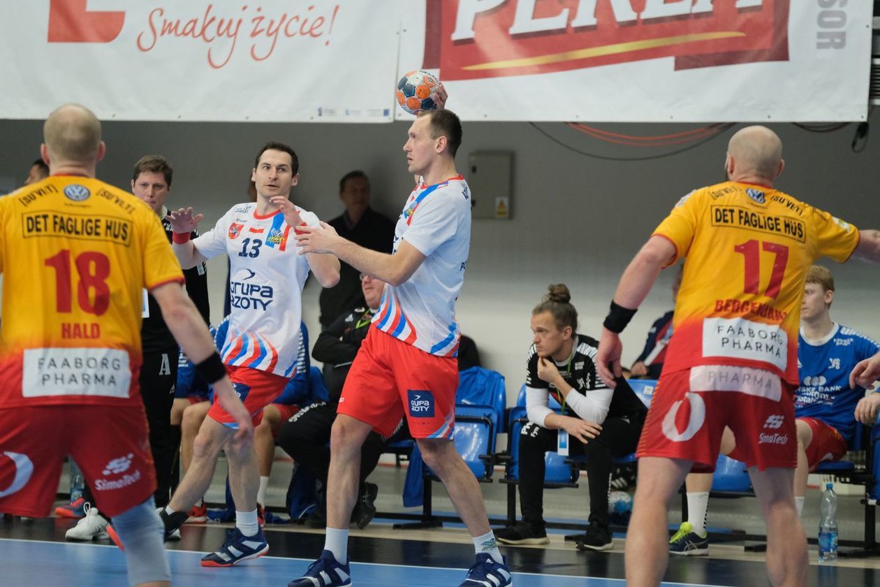 Mecz grupy D Pucharu EHF: zespół Azotów Puławy przegrał z ekipą z Danii trzema bramkami (zdjęcie 7) - Autor: Maciej Kaczanowski