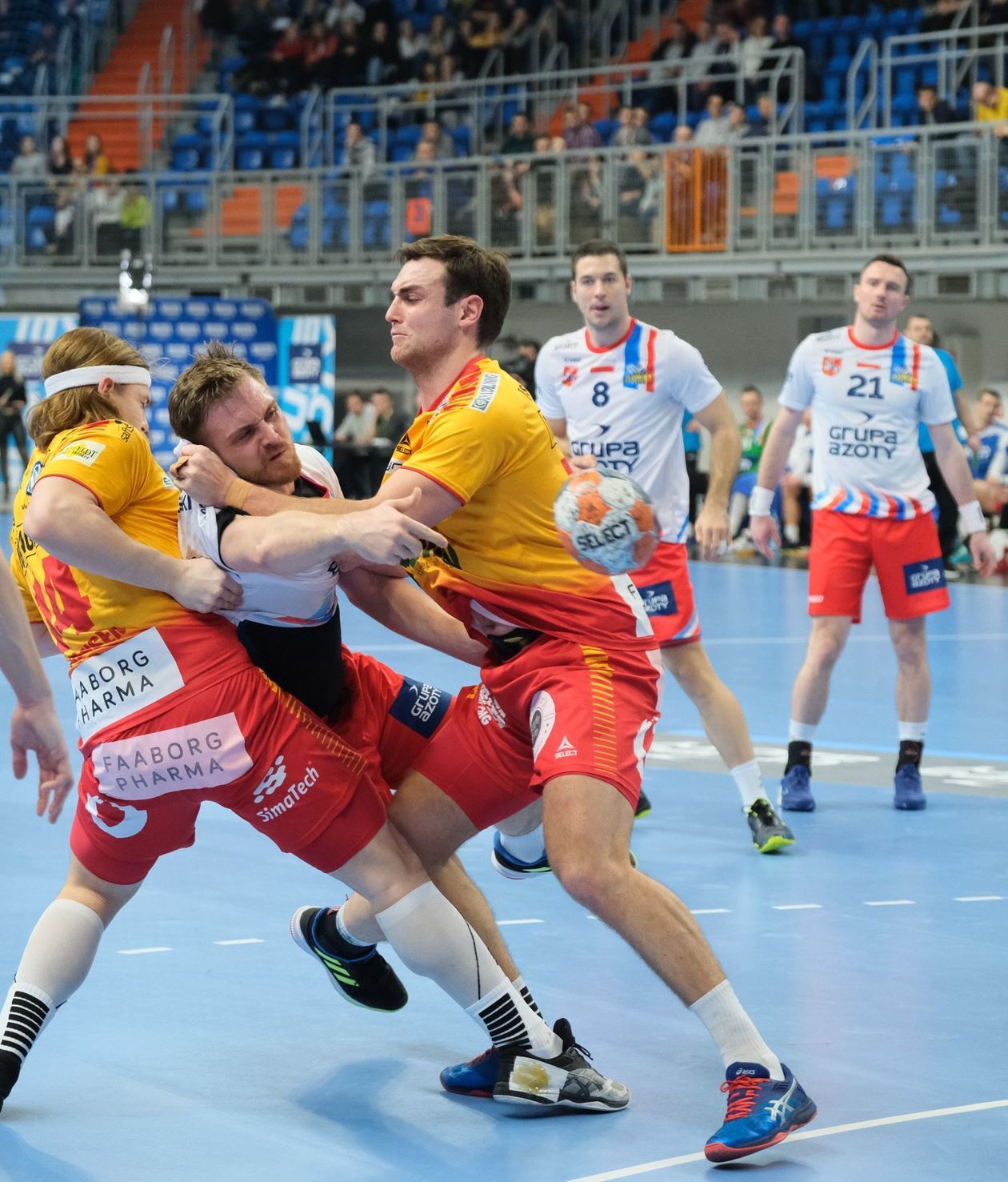  Mecz grupy D Pucharu EHF: zespół Azotów Puławy przegrał z ekipą z Danii trzema bramkami (zdjęcie 5) - Autor: Maciej Kaczanowski