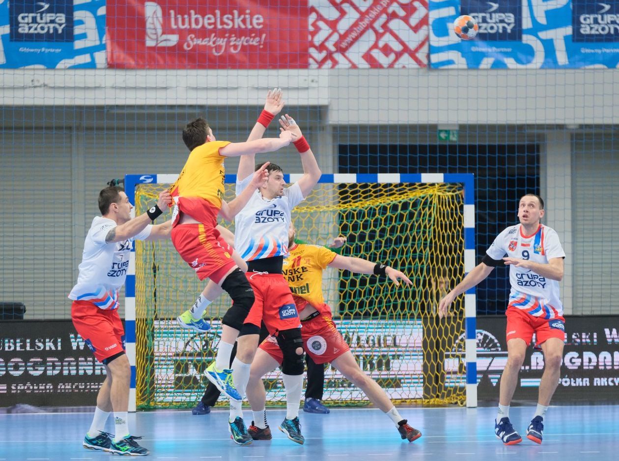  Mecz grupy D Pucharu EHF: zespół Azotów Puławy przegrał z ekipą z Danii trzema bramkami (zdjęcie 18) - Autor: Maciej Kaczanowski