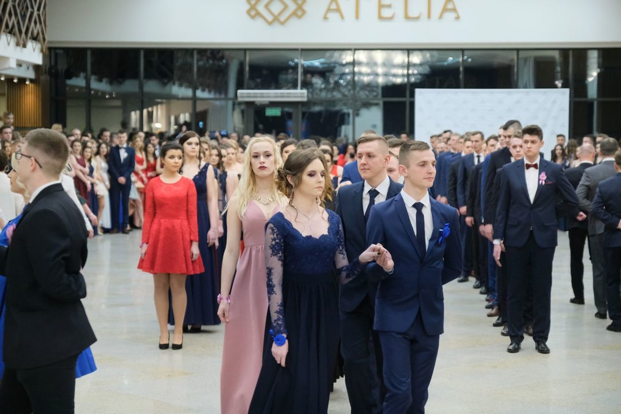  Studniówka 2019: Bal maturzystów ZSE im. A.J. Vetterów w hotelu Atelia (zdjęcie 1) - Autor: Maciej Kaczanowski