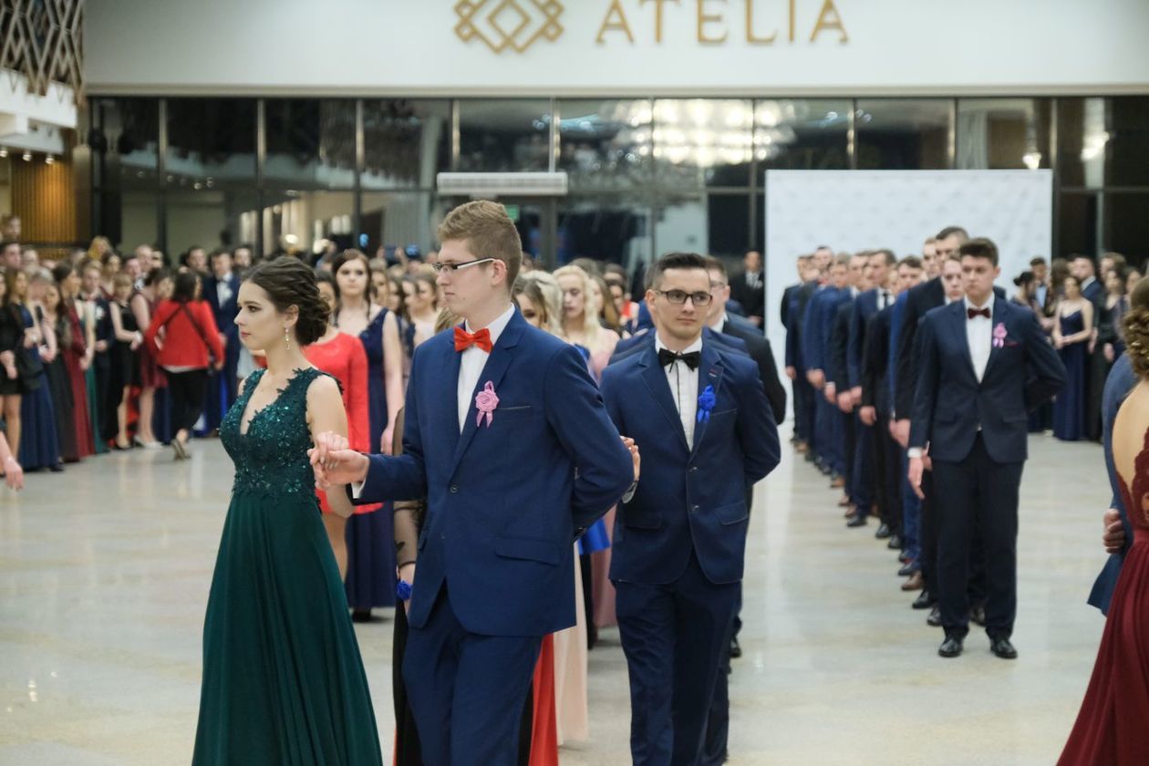  Studniówka 2019: Bal maturzystów ZSE im. A.J. Vetterów w hotelu Atelia (zdjęcie 1) - Autor: Maciej Kaczanowski