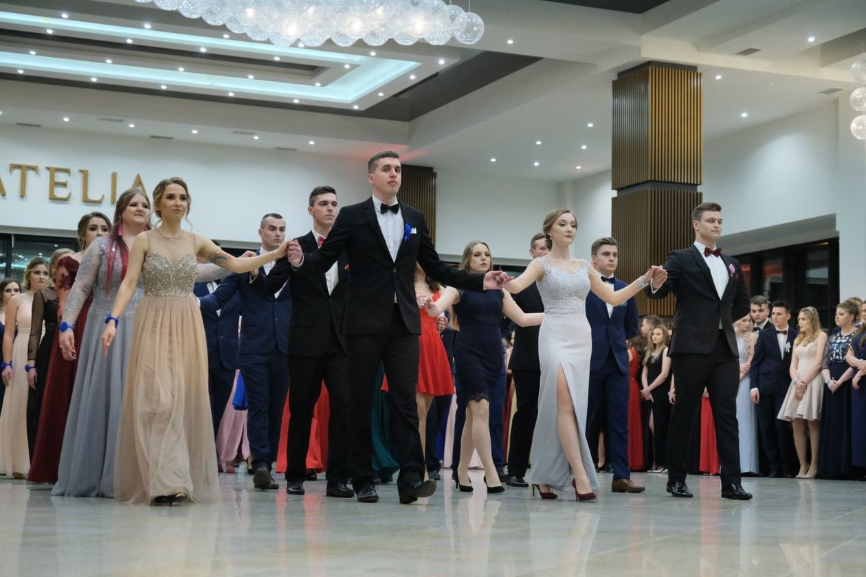  Studniówka 2019: Bal maturzystów ZSE im. A.J. Vetterów w hotelu Atelia (zdjęcie 1) - Autor: Maciej Kaczanowski