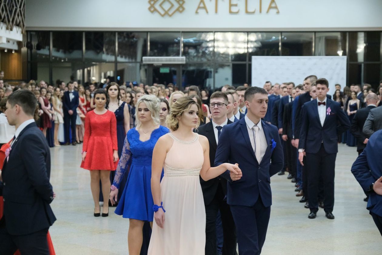  Studniówka 2019: Bal maturzystów ZSE im. A.J. Vetterów w hotelu Atelia (zdjęcie 1) - Autor: Maciej Kaczanowski