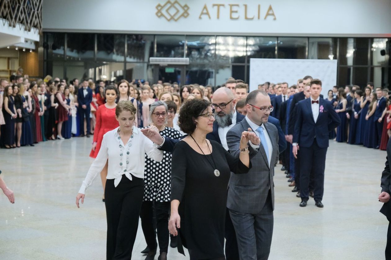  Studniówka 2019: Bal maturzystów ZSE im. A.J. Vetterów w hotelu Atelia (zdjęcie 1) - Autor: Maciej Kaczanowski