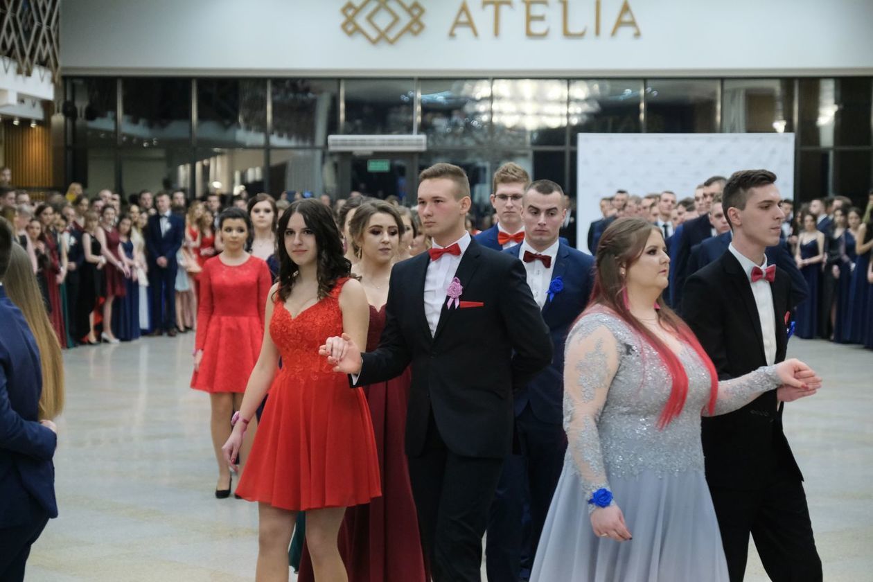  Studniówka 2019: Bal maturzystów ZSE im. A.J. Vetterów w hotelu Atelia (zdjęcie 1) - Autor: Maciej Kaczanowski