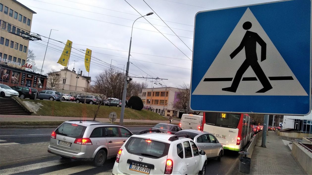  Zamknięta ulica Fabryczna w Lublinie. Utrudnienia w ruchu (zdjęcie 3) - Autor: Dominik Smaga