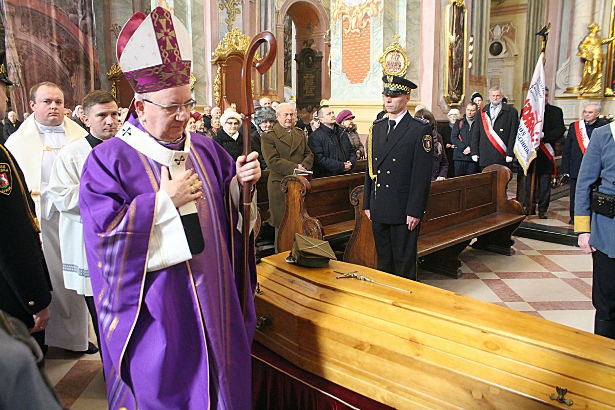  Pogrzeb Władysława Stefana Grzyba, klikona miejskiego (zdjęcie 1) - Autor: Mirosław Trembecki