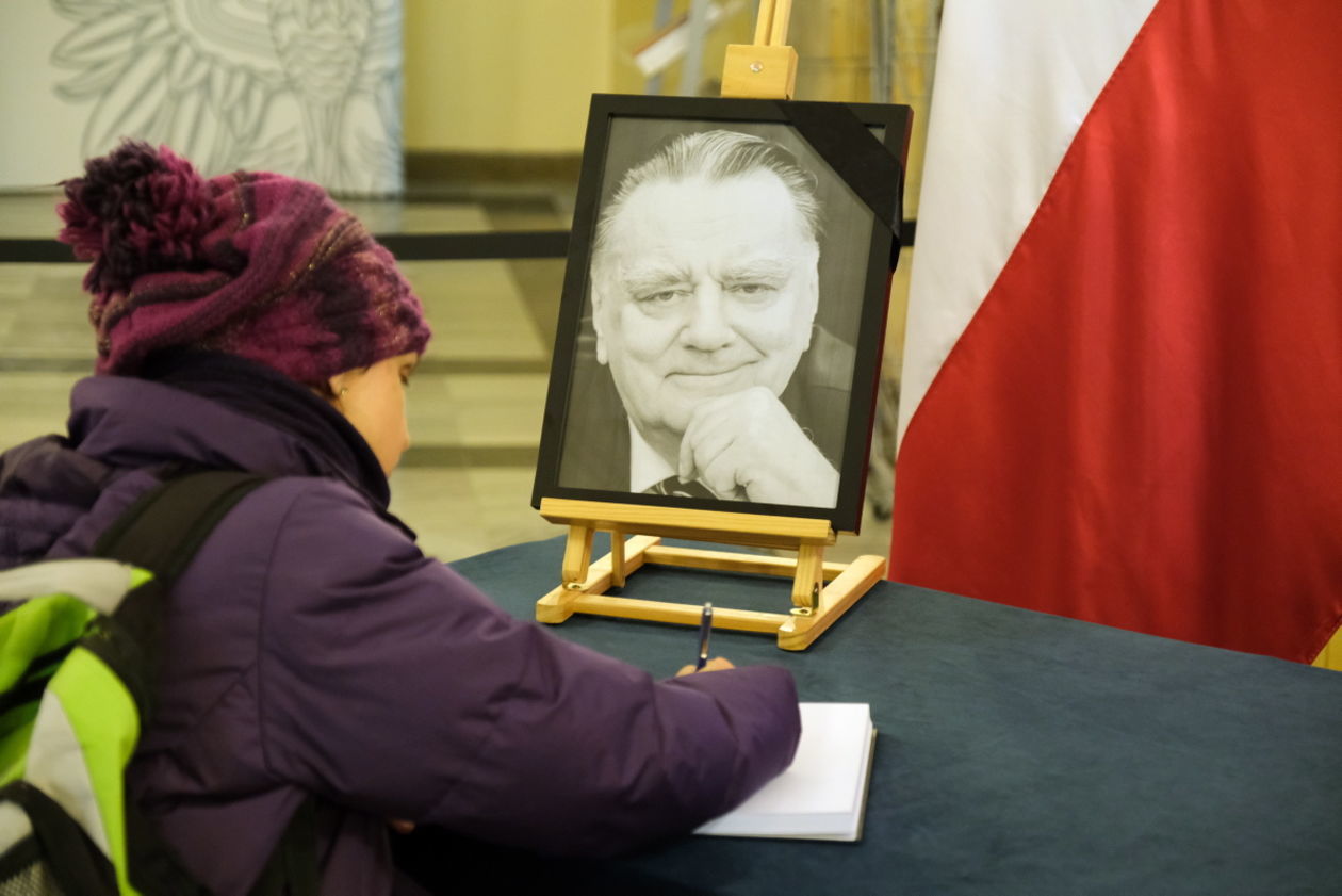  Księga kondolencyjna w Lubelskim Urzędzie Wojewódzkim (zdjęcie 1) - Autor: Maciej Kaczanowski