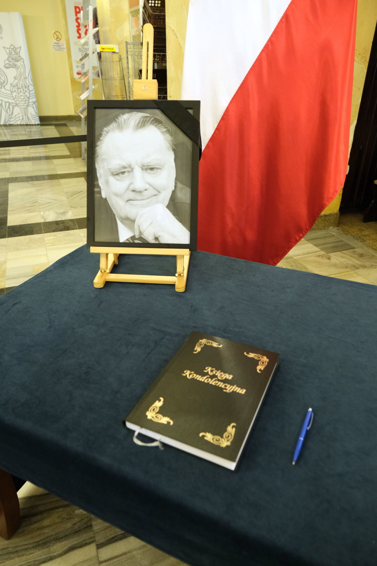  Księga kondolencyjna w Lubelskim Urzędzie Wojewódzkim (zdjęcie 1) - Autor: Maciej Kaczanowski