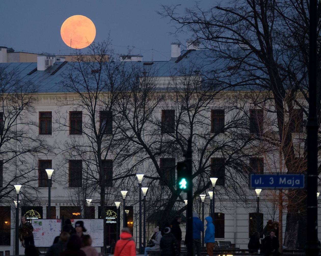  Wielki, czerwony Księżyc nad Lublinem (zdjęcie 2) - Autor: Maciej Kaczanowski