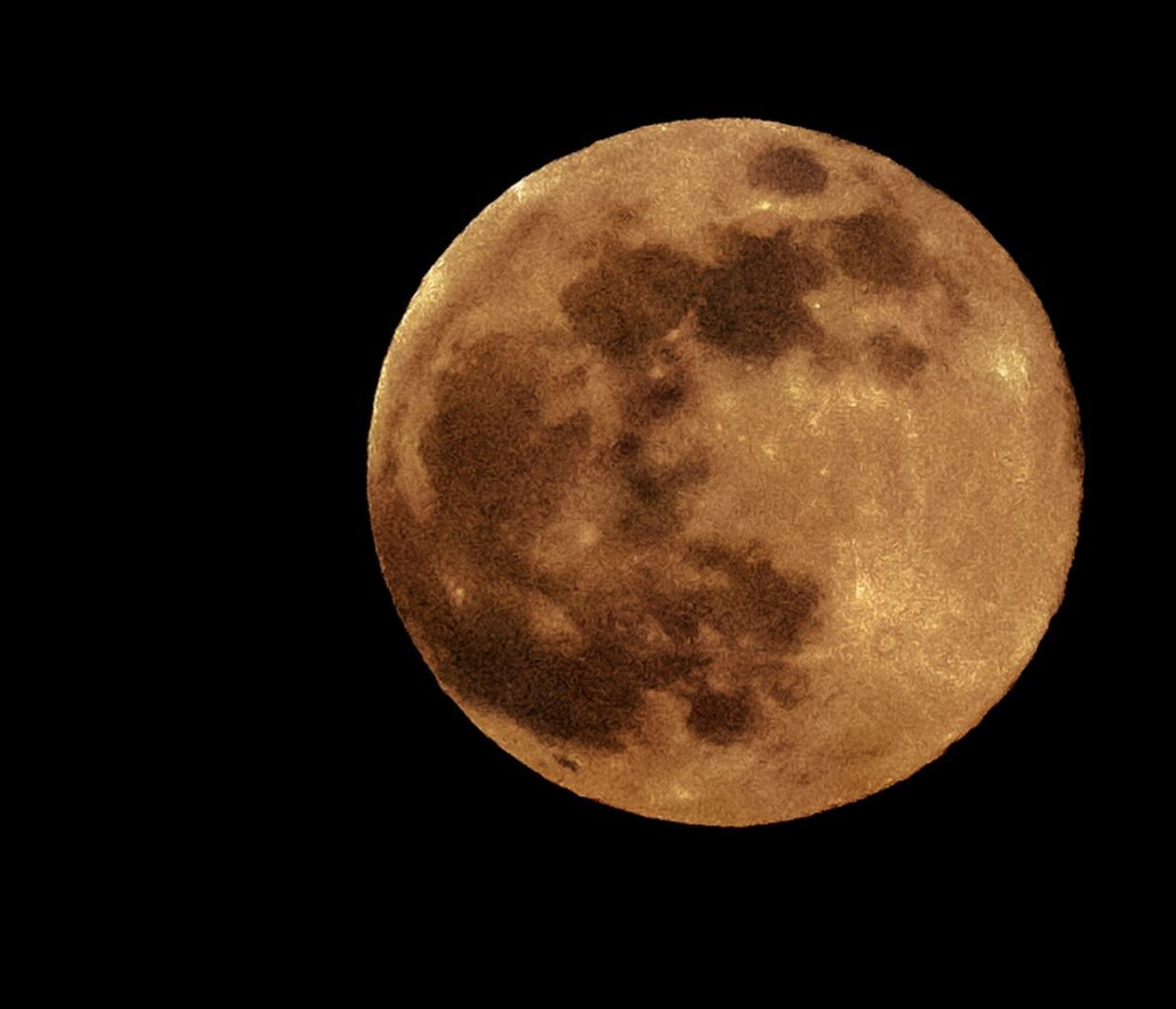 Wielki, czerwony Księżyc nad Lublinem