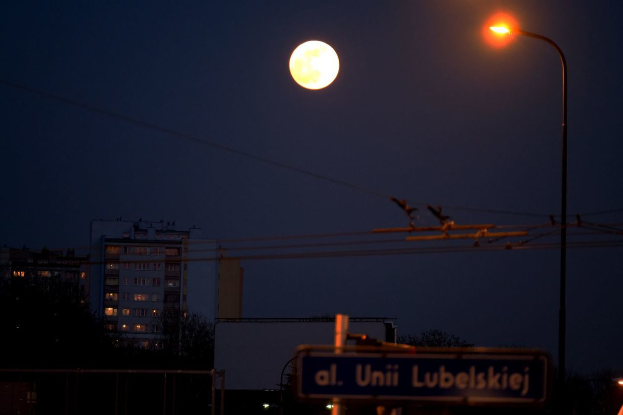  Wielki, czerwony Księżyc nad Lublinem  - Autor: Maciej Kaczanowski
