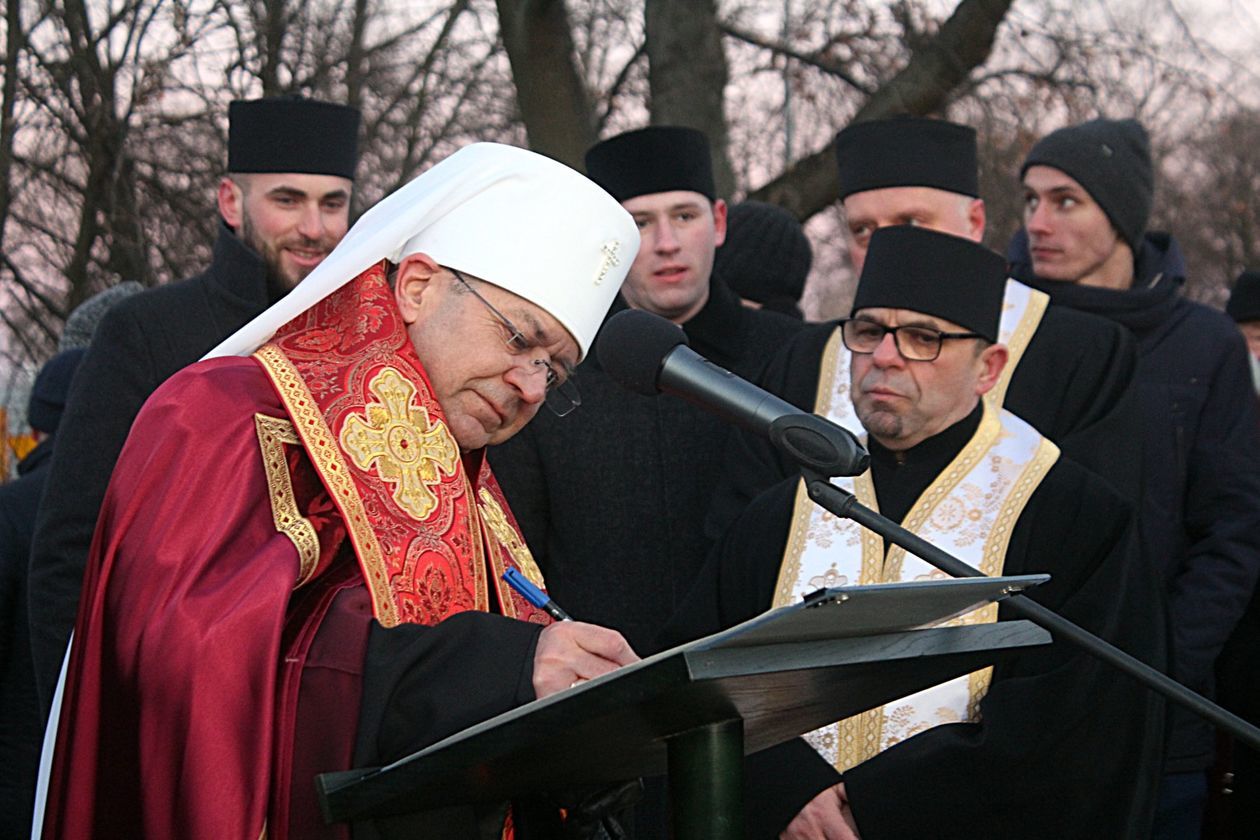  Poroszenko symbolicznie rozpoczął budowę pomnika ks. Kowcza (zdjęcie 1) - Autor: Mirosław Trembecki