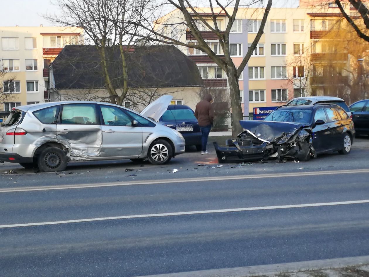  Puławy: Zderzenie samochodów na ul. Piaskowej (zdjęcie 1) - Autor: Grzegorz Szafranek