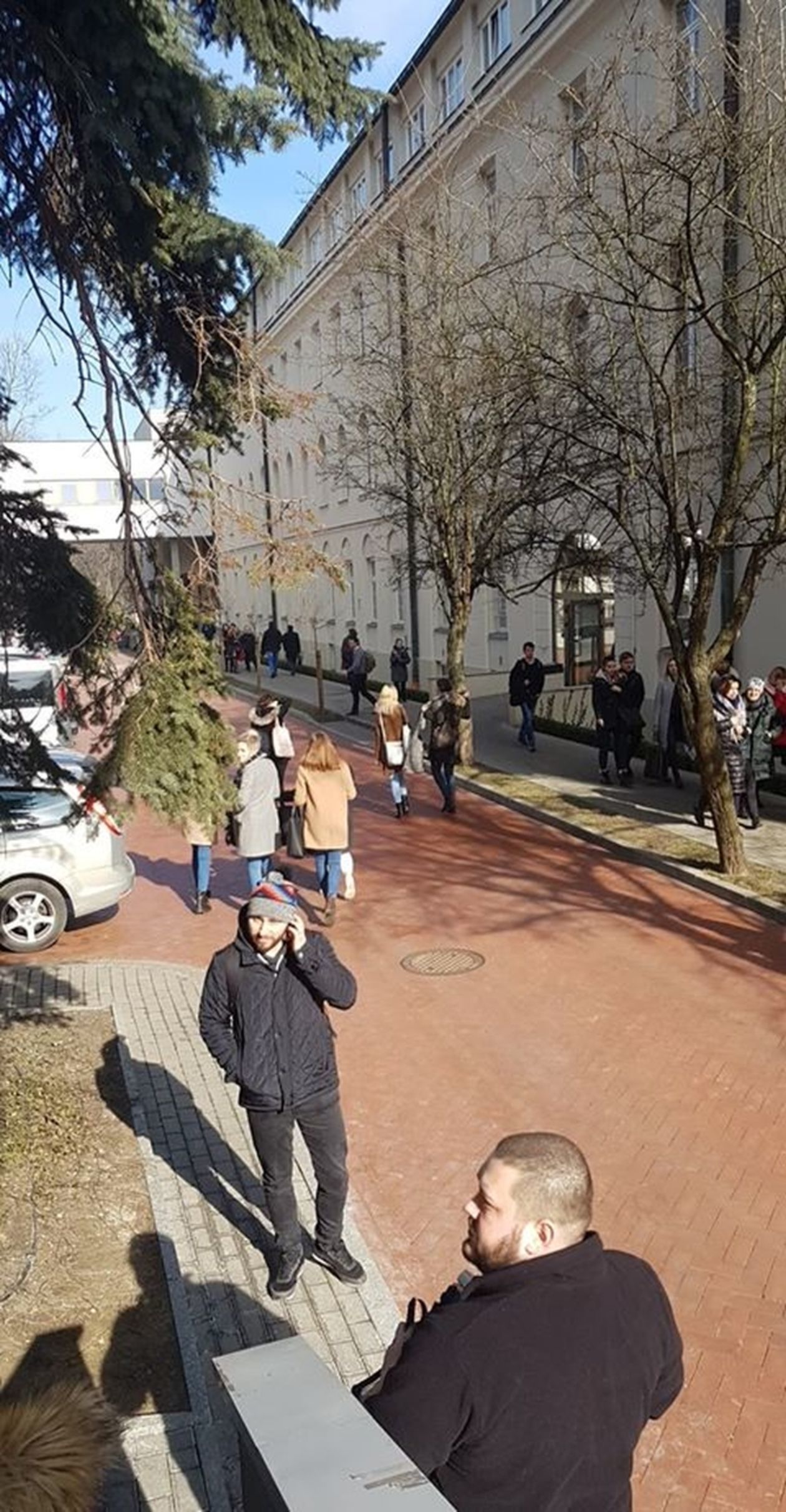  Ewakuacja budynku KUL w Lublinie (zdjęcie 1) - Autor: Czytelnik / alarm24