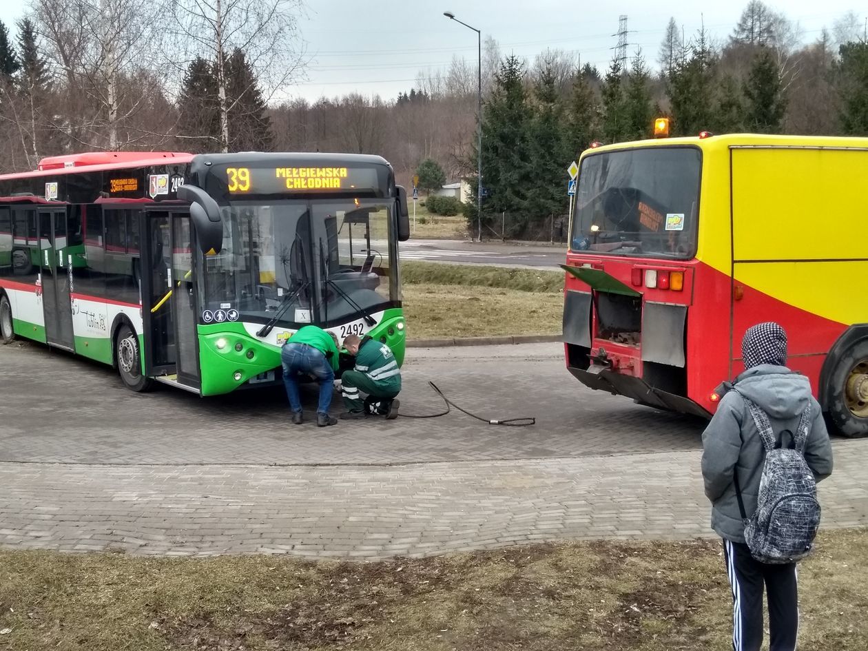  Autobus ugrzązł na przystanku końcowym w Lipniaku (zdjęcie 1) - Autor: Alarm 24