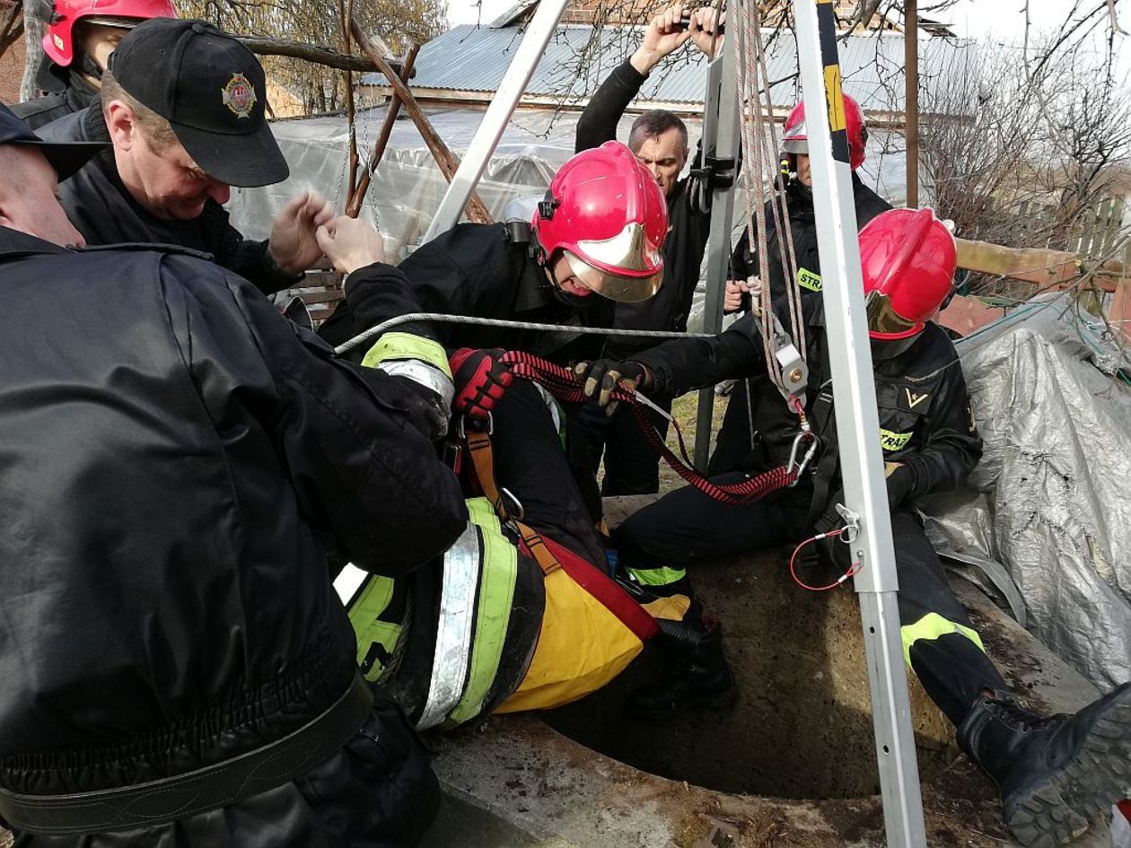  Wypadek w Annopolu. Chłopiec wpadł do studni (zdjęcie 1) - Autor: Komenda Powiatowa PSP Kraśnik