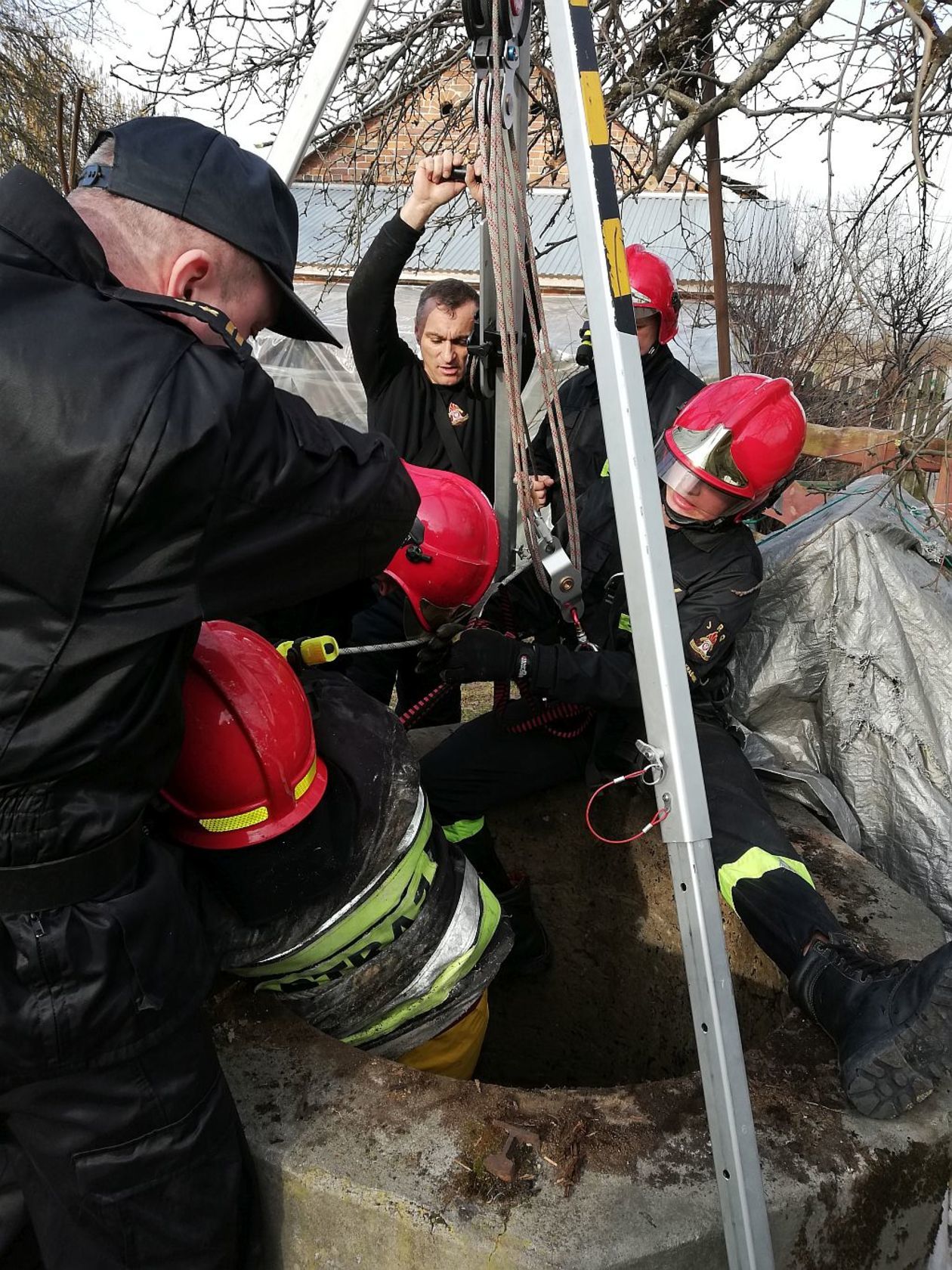  Wypadek w Annopolu. Chłopiec wpadł do studni (zdjęcie 1) - Autor: Komenda Powiatowa PSP Kraśnik