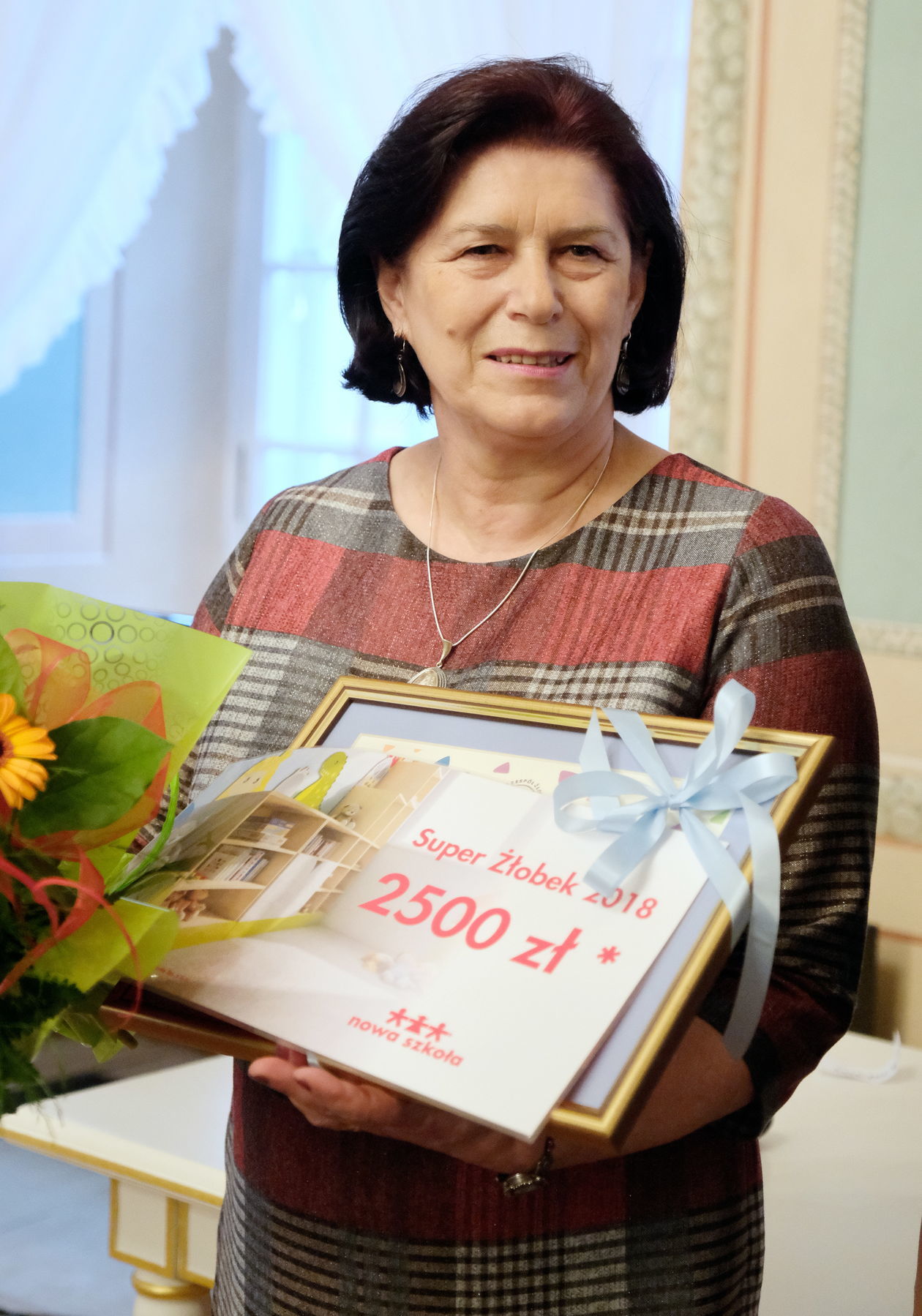  <p><strong>Teresa Dłużewska</strong></p>
<p>Dyrektor Żłobka nr 3 w Lublinie, kt&oacute;re trzy lata z rzędu uznawane było przez rodzic&oacute;w za najlepszą taką plac&oacute;wkę w mieście. Kolejne laury mobilizują ją do dalszej wytężonej pracy i ciągłego podnoszenia poprzeczki.</p>
<p><strong>Kod SMS SUKCES.62</strong></p>