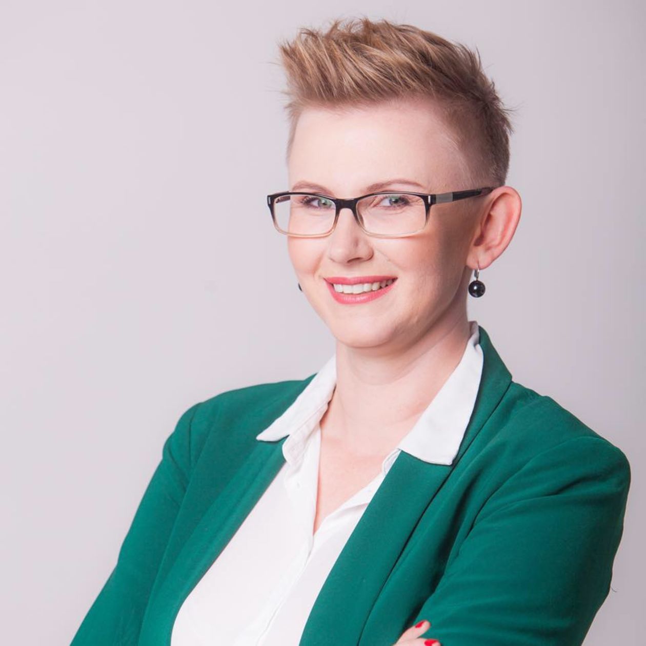  <p><strong>Magdalena Sałek-Lewczyk</strong></p>
<p>W&oacute;jt gminy Jabłonna. Osoba podbijająca serca nawet swoich politycznych oponent&oacute;w. Stawia na rozw&oacute;j gminy w poszanowaniu dla tradycji i kultury. Nie obcy jest jej los potrzebujących: zar&oacute;wno ludzi, jak i zwierząt.</p>
<p><strong>Kod SMS SUKCES.48</strong></p>