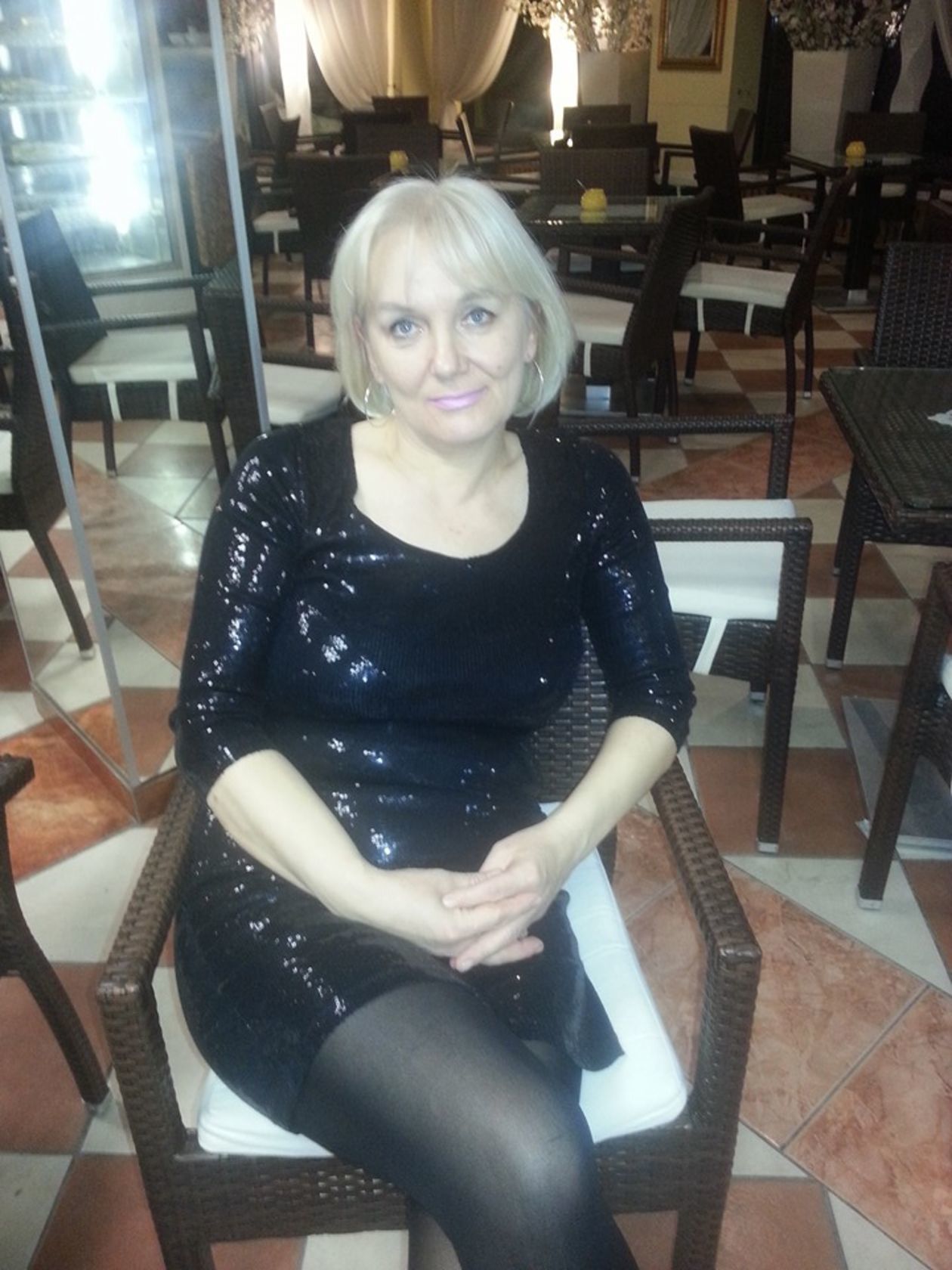  <p><strong>Celina Jesionek</strong></p>
<p>Od 14 lat prowadzi w Nałęczowie kawiarnię bezalkoholową. Jest charyzmatyczną kobietą z pasją. Komunikatywna, szybko nawiązująca kontakty szczeg&oacute;lnie z Seniorami. Pokazuje jak można wspaniale spędzić czas organizując m.in. program &bdquo;Sercem darowane wczasy dla Seniora.&rdquo;&nbsp;</p>
<p><strong>Kod SMS SUKCES.70</strong></p>