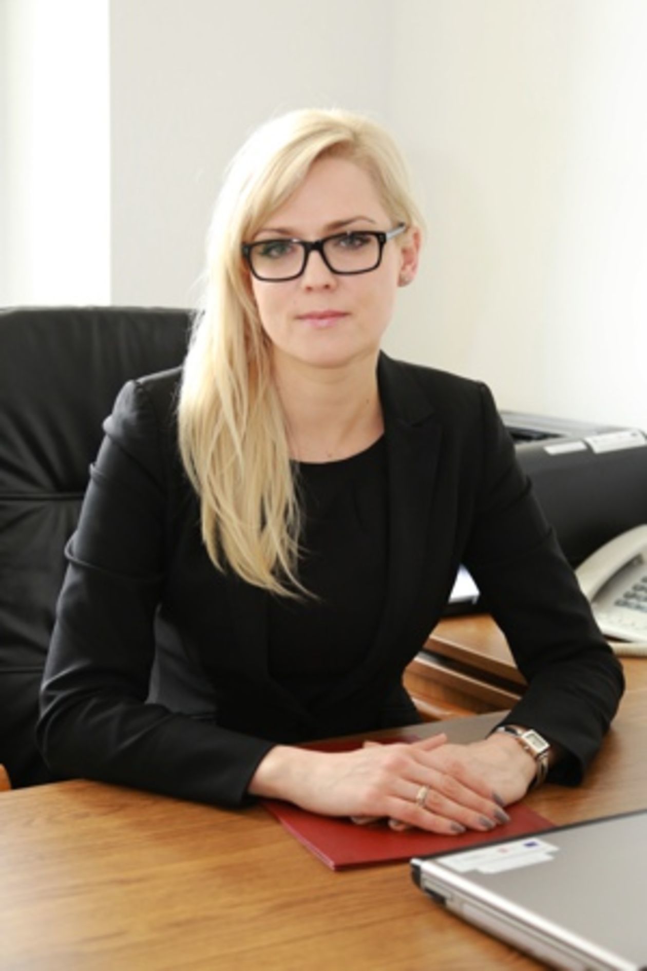  <p><strong>Marta Majewska</strong></p>
<p>Burmistrz Hrubieszowa. Wspiera organizacje pozarządowe i hrubieszowski sport. Zaangażowana w promocje miasta oraz tworzenie i rozwijanie już istniejących cyklicznych imprez kulturalnych. Jak podkreślają jej wsp&oacute;łpracownicy: potrafiąca uśmiechem rozpogodzić najbardziej nawet pochmurny dzień.</p>
<p><strong>Kod SMS SUKCES.55</strong></p>