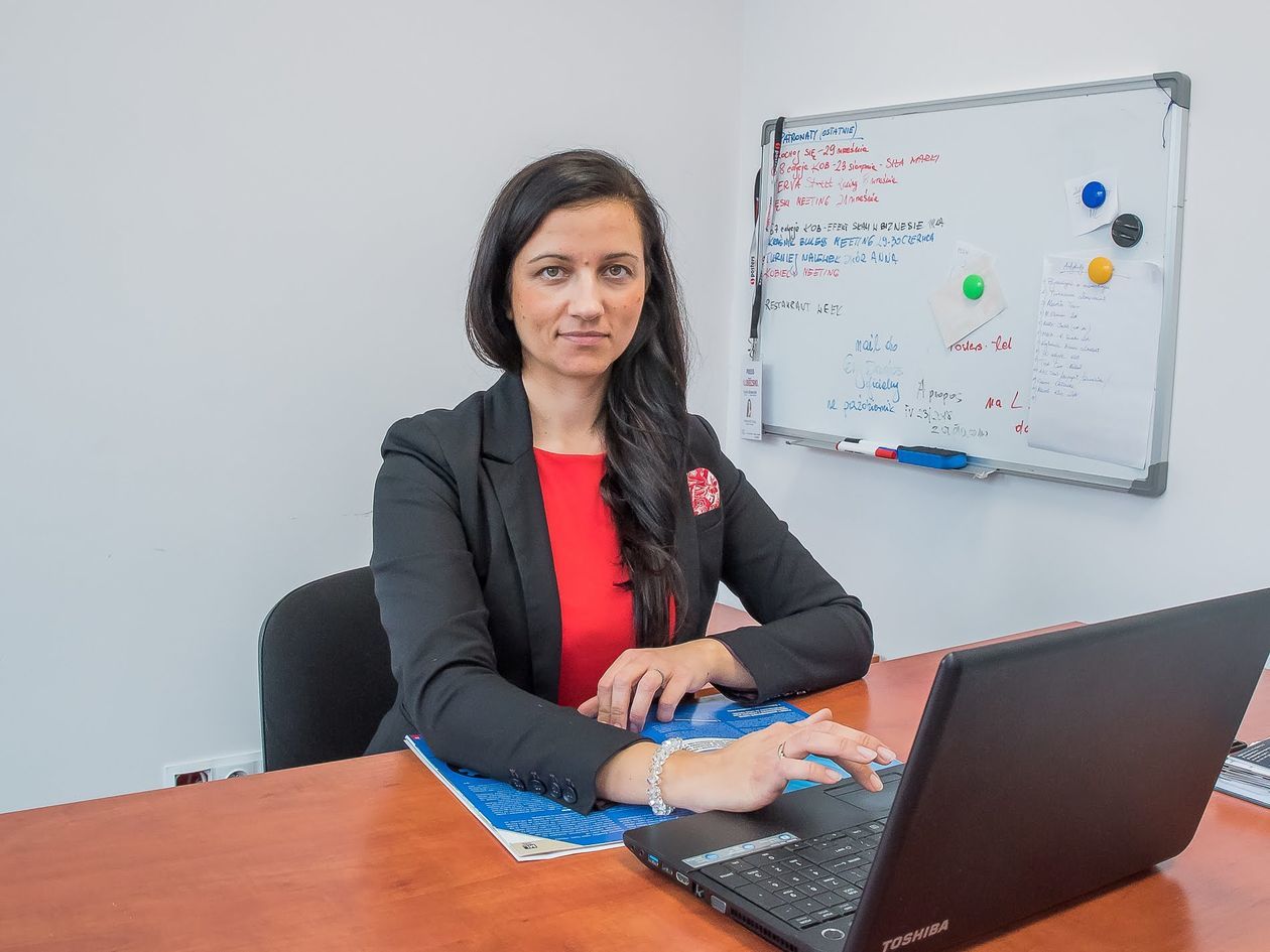  <p><strong>Kamila Stolarczyk</strong></p>
<p>Redaktor naczelna Info Magazyn Lubelski.pl, czasopisma skupiającego lubelskie środowiska biznesowe. Organizuje szkolenia biznesowe i edukuje. Prywatnie szczęśliwa żona i mam dw&oacute;ch c&oacute;rek: Poli i Hani.</p>
<p><strong>Kod SMS SUKCES.41</strong></p>