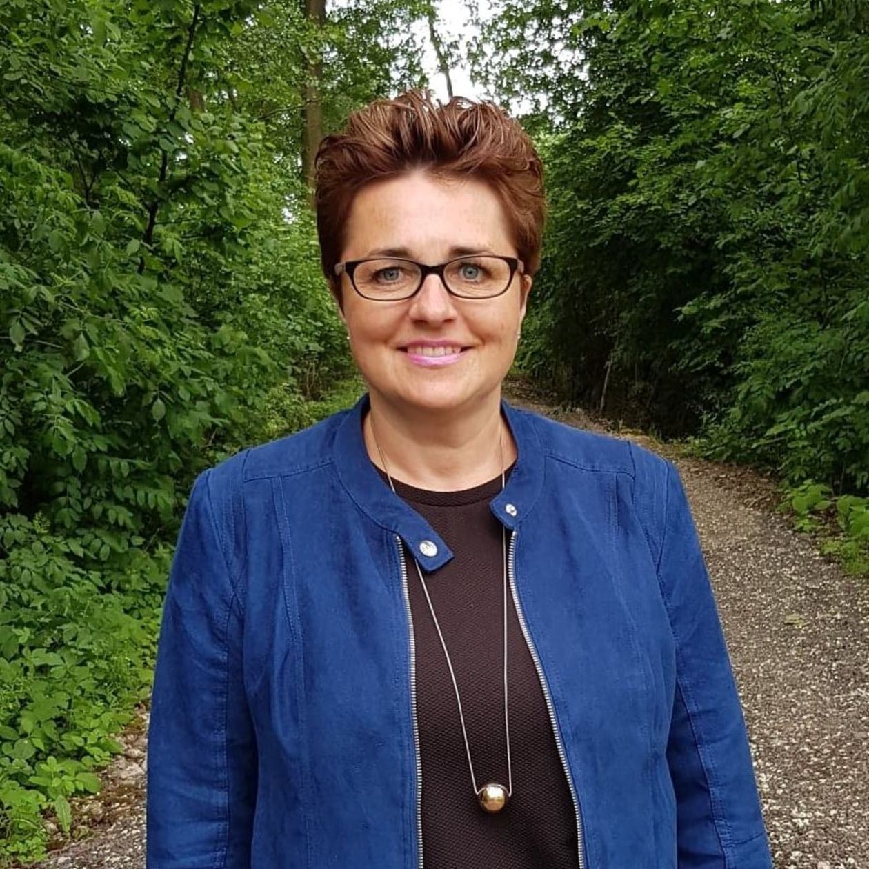  <p><strong>Eliza Smoleń</strong></p>
<p>W&oacute;jt gminy Uścim&oacute;w. Zakochana w krajobrazach swojej gminy i w ludziach tam mieszkających. Odpowiadająca z takim samym zaangażowaniem na zaproszenie zar&oacute;wno na uroczystości, zebrania, jak i w akcjach pomocowych.</p>
<p><strong>Kod SMS SUKCES.27</strong></p>