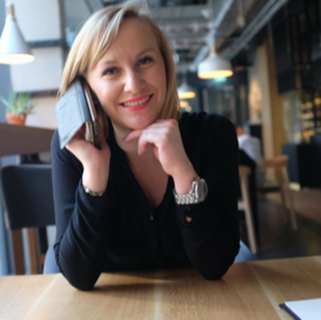  <p><strong>Magdalena Domańska&nbsp;</strong></p>
<p>Kierownik Gminnego Ośrodka Kultury Ulan-Majorat. Bywała zapraszana do porannych program&oacute;w telewizyjnych, w kt&oacute;rych opowiadała o swoich kolejnych inicjatywach kulturalnych, charytatywnych i sportowych min. Babskim Wieczorze w Ulanie, Zumba Maraton, czy o zbi&oacute;rkach charytatywnych.&nbsp;</p>
<p><strong>Kod SMS SUKCES.71</strong></p>