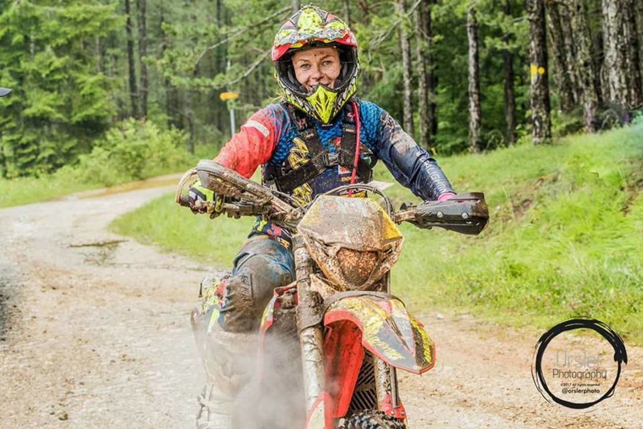  <p><strong>Agnieszka Smolińska</strong></p>
<p>Utalentowana enduromaniaczka. Jej pierwszy motocykl to Kawasaki 250 KLX. Podkreśla, że ENDURO to bardzo wymagająca dyscyplina pod względem fizycznym, ale satysfakcja i radość po ukończeniu zawod&oacute;w jest nie do opisania.</p>
<p><strong>Kod SMS SUKCES.68</strong></p>