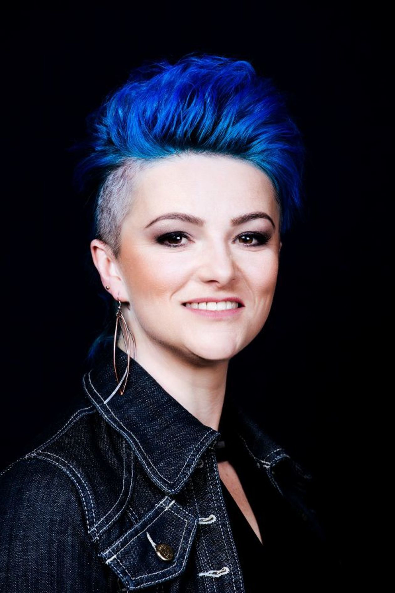  <p><strong>Katarzyna Wasilewska</strong></p>
<p>Skrzypaczka i wokalistka Lubelskiej Federacji Bard&oacute;w, zespołu muzyki irlandzkiej SAUIN i grupy IGI BAND. Jest także dyrygentem Ch&oacute;ru Ziemi Zamojskiej CONTRA, instruktorem zespołu Czerwone Korale z Zawady oraz nauczycielem w Szkole Podstawowej w Pni&oacute;wku koło Zamościa, a także wykładowcą na Zamojskiej PWSZ.</p>
<p><strong>Kod SMS SUKCES.44</strong></p>