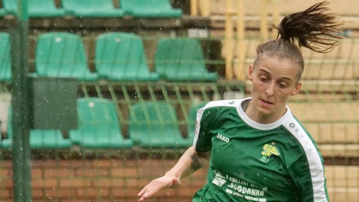  <p><strong>Ewelina Kamczyk</strong></p>
<p>Piłkarka G&oacute;rnika Łęczna. W sezonie 2017/18 wraz z G&oacute;rnikiem zdobyła pierwsze w historii tego klubu Mistrzostwo oraz Puchar Polski. Przełomem na drodze do mistrzostwa było spotkanie z Medykiem Konin, kt&oacute;re dla samej Eweliny okazało się być jednym z najlepszych.&nbsp;</p>
<p><strong>Kod SMS SUKCES.69</strong></p>