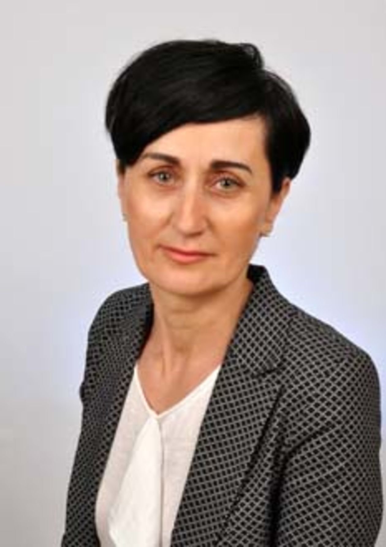  <p><strong>Ewa Bartnik</strong></p>
<p>Prezes Okręgowej Sp&oacute;łdzielni Mleczarskiej w Bychawie. Doskonale zna się nie tylko na produkcji, ale i na reklamie, i zarządzaniu ludźmi. Chwalona za kompetencje i prężne rozwijanie marki. Niezależnie od pracy zawodowej prowadzi z mężem gospodarstwo rolne specjalizujące się w produkcji zb&oacute;ż</p>
<p><strong>Kod SMS SUKCES.28</strong></p>