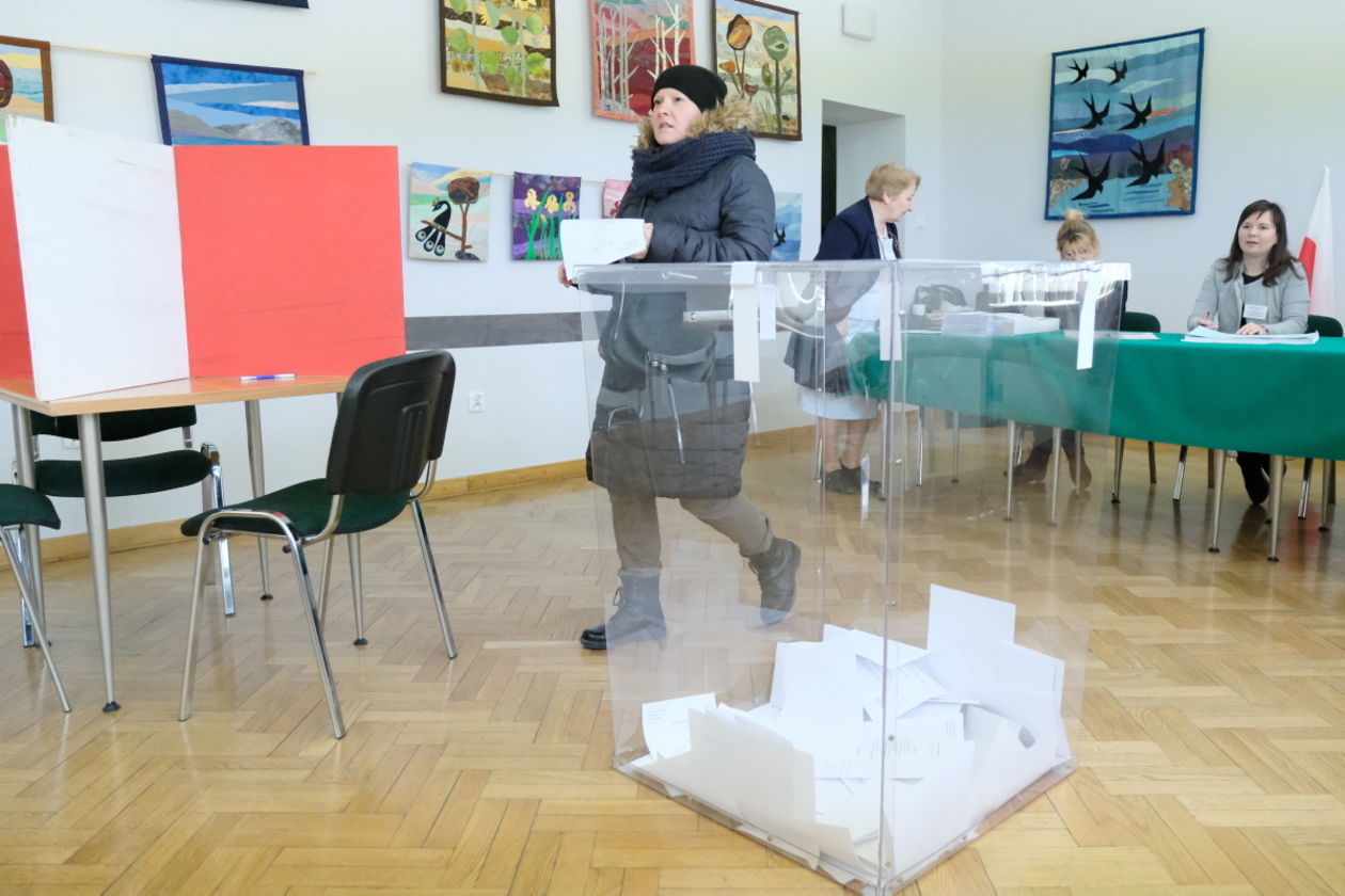  Wybory do rad dzielnic: Obwodowa Komisja Wyborcza nr 3 Bronowice (zdjęcie 1) - Autor: Maciej Kaczanowski