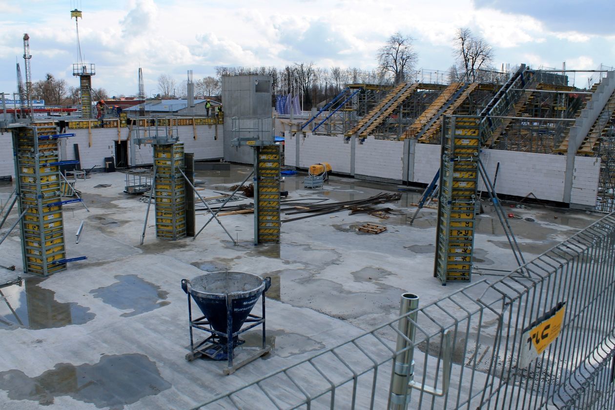  Trwa budowa hali sportowej w Puławach (zdjęcie 1) - Autor: Radosław Szczęch
