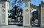 Pluszaki na bramie kurii na znak solidarności z ofiarami księży pedofilów  (zdjęcie 5)
