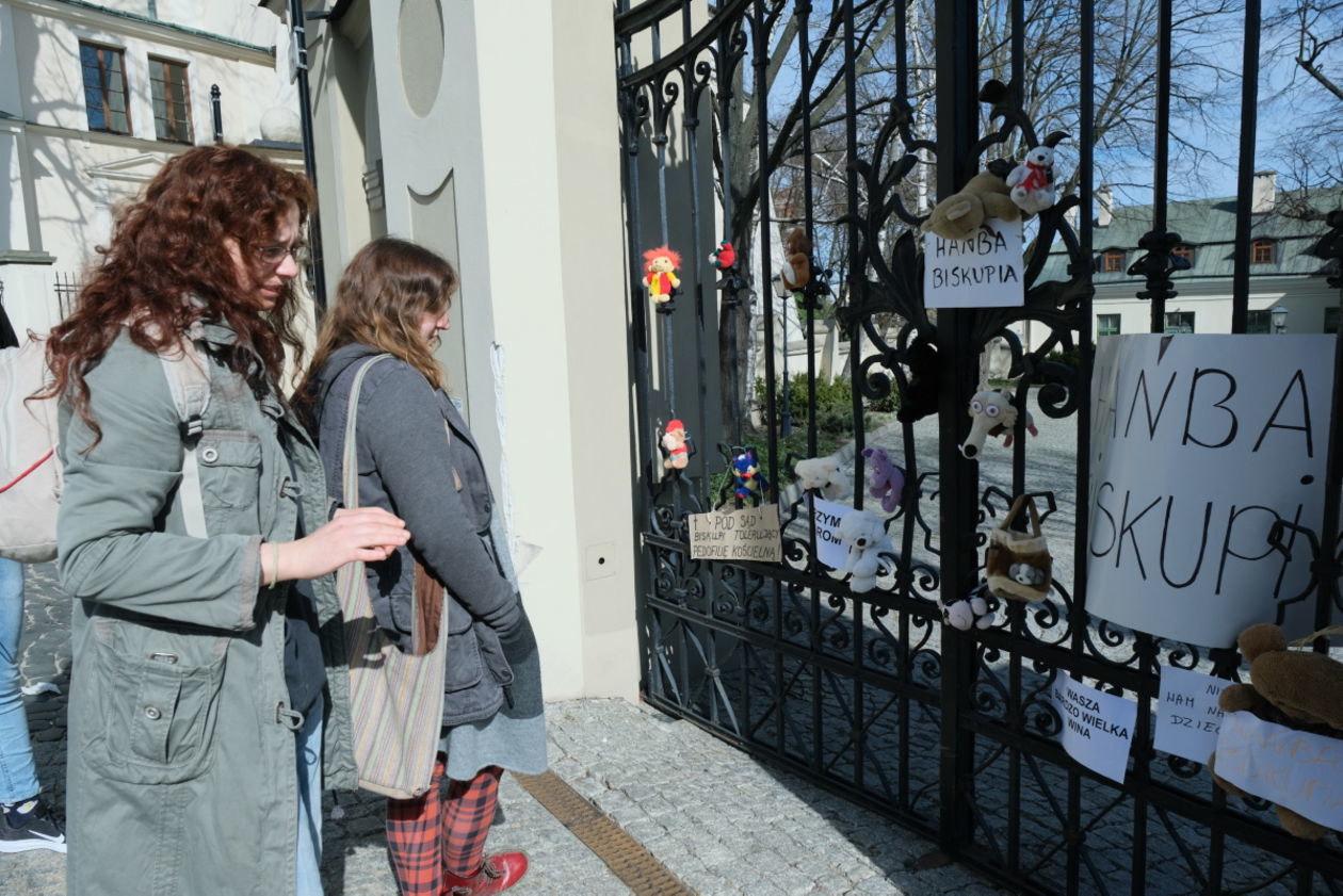  Pluszaki na bramie kurii na znak solidarności z ofiarami księży pedofilów  (zdjęcie 1) - Autor: Maciej Kaczanowski