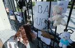 Pluszaki na bramie kurii na znak solidarności z ofiarami księży pedofilów  (zdjęcie 3)