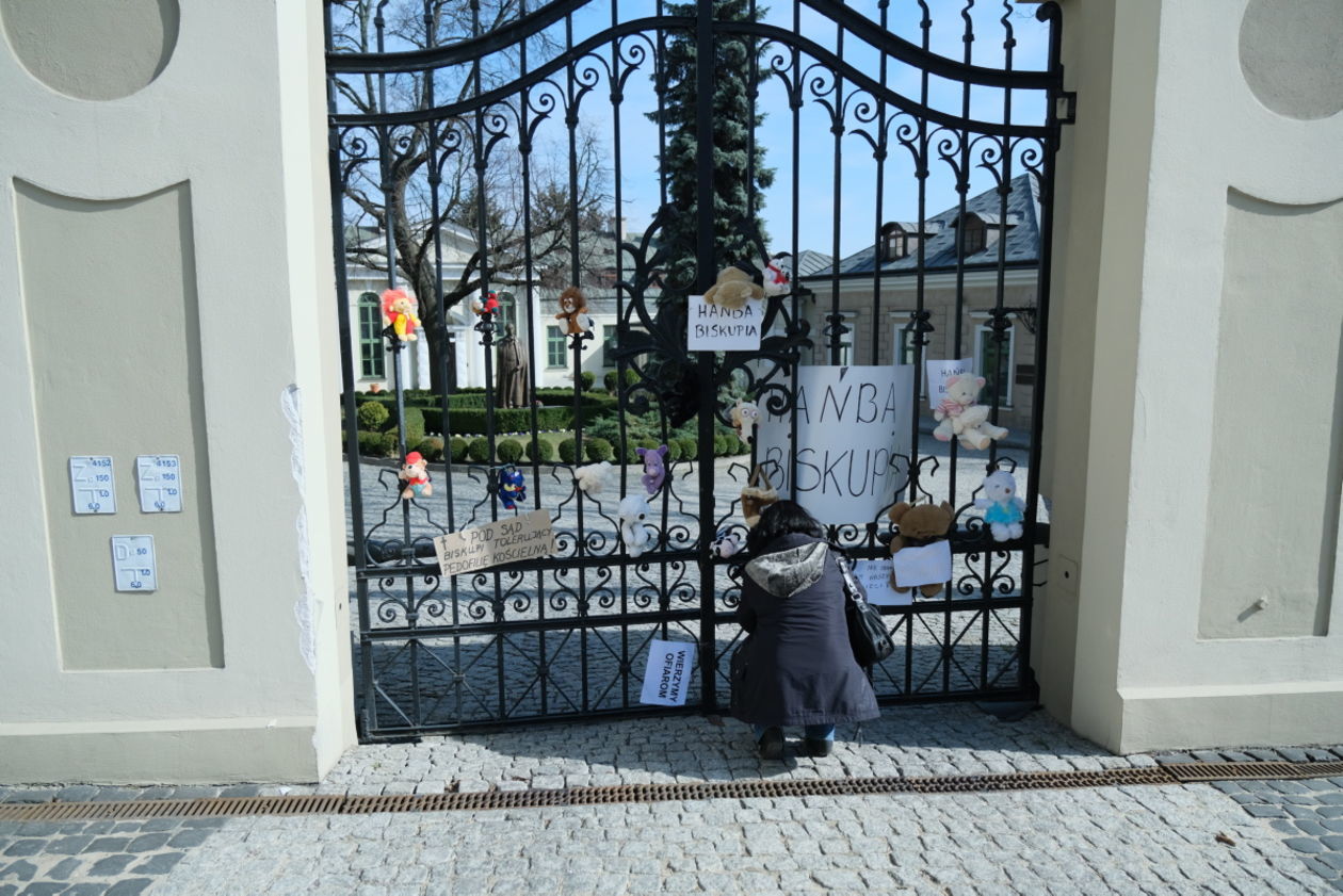  Pluszaki na bramie kurii na znak solidarności z ofiarami księży pedofilów  (zdjęcie 1) - Autor: Maciej Kaczanowski