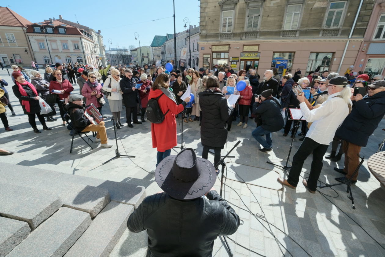  Akcja KOD: cała Polska śpiewa Odę do Radości - hymn UE (zdjęcie 1) - Autor: Maciej Kaczanowski