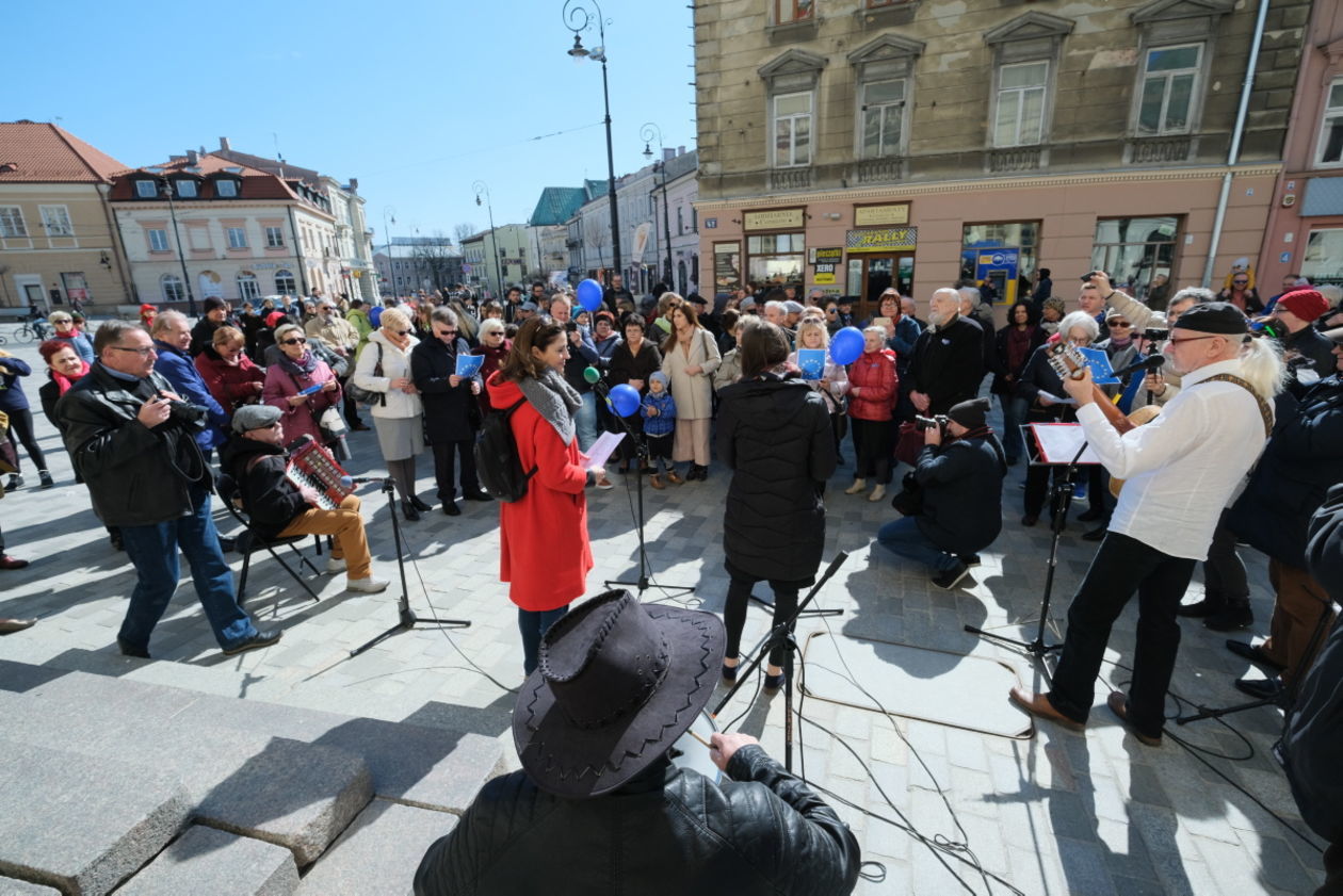  Akcja KOD: cała Polska śpiewa Odę do Radości - hymn UE (zdjęcie 1) - Autor: Maciej Kaczanowski