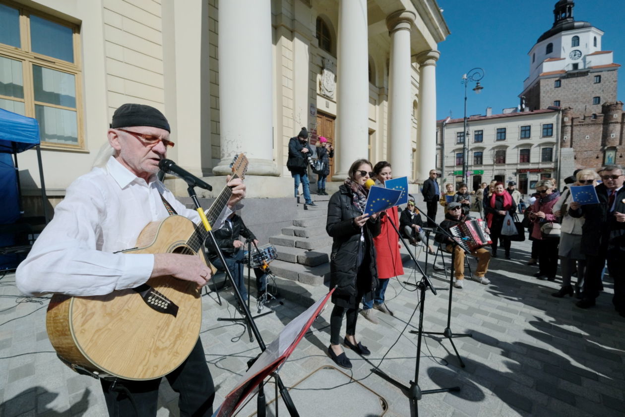  Akcja KOD: cała Polska śpiewa Odę do Radości - hymn UE (zdjęcie 1) - Autor: Maciej Kaczanowski