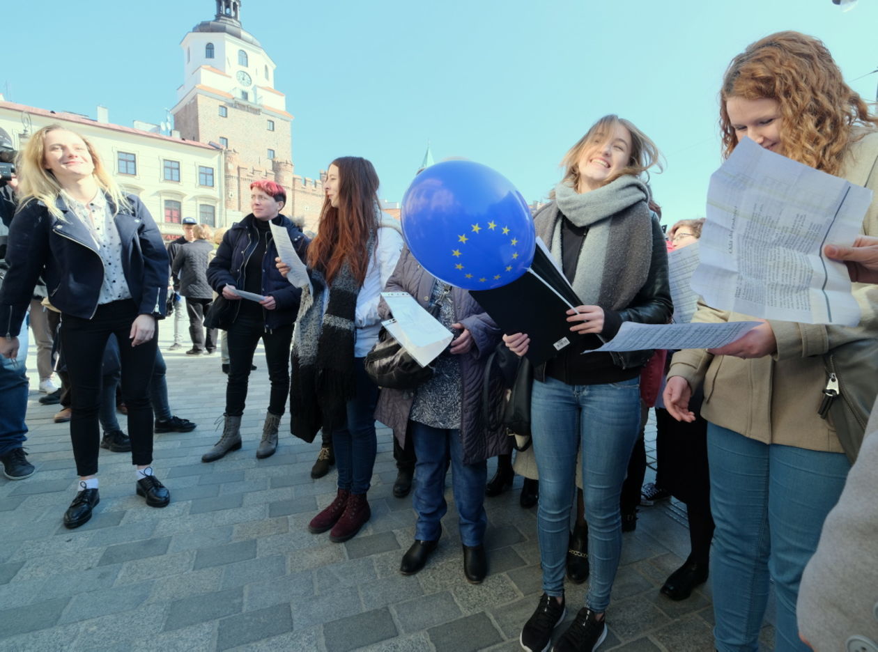  Akcja KOD: cała Polska śpiewa Odę do Radości - hymn UE (zdjęcie 1) - Autor: Maciej Kaczanowski